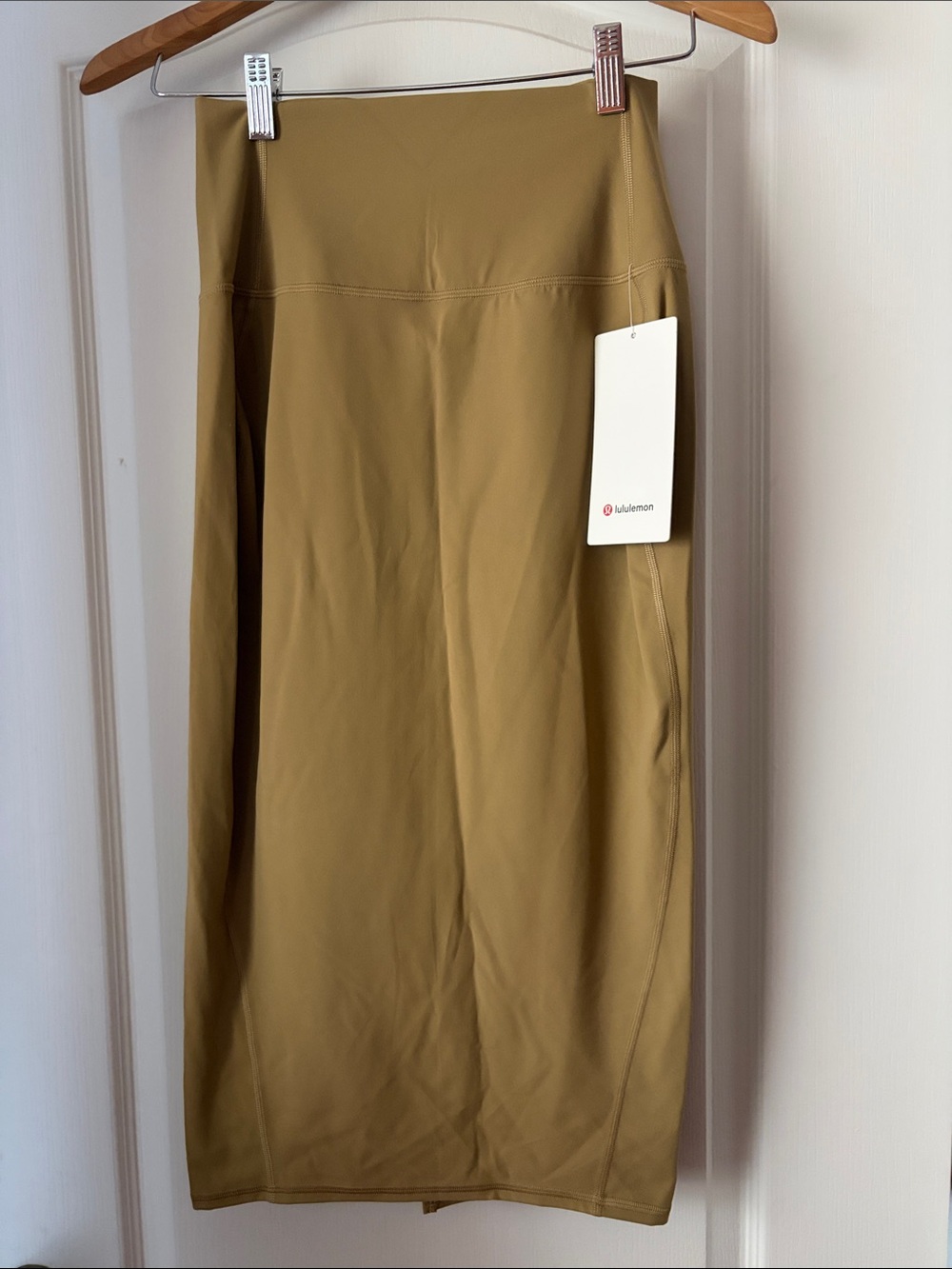 NWT lululemon tan Nulu slim fit  HR Midi Skirt. Sz 6